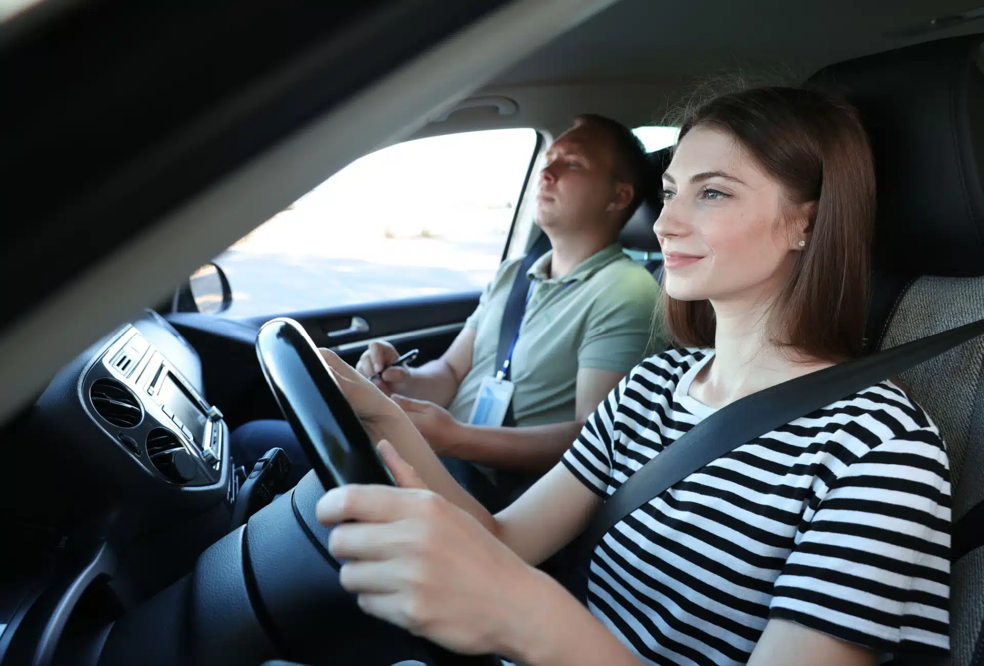 Kvinne har føreropplæring på bil